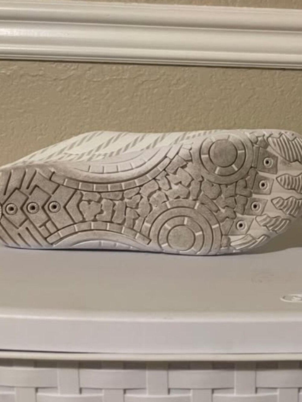 grounded foot wear white 8 1/2 only worn 3 times no real wear